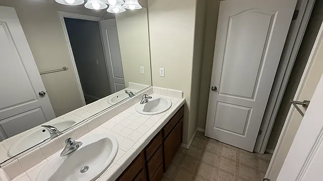676 W Lisbon Ln — Photo 10