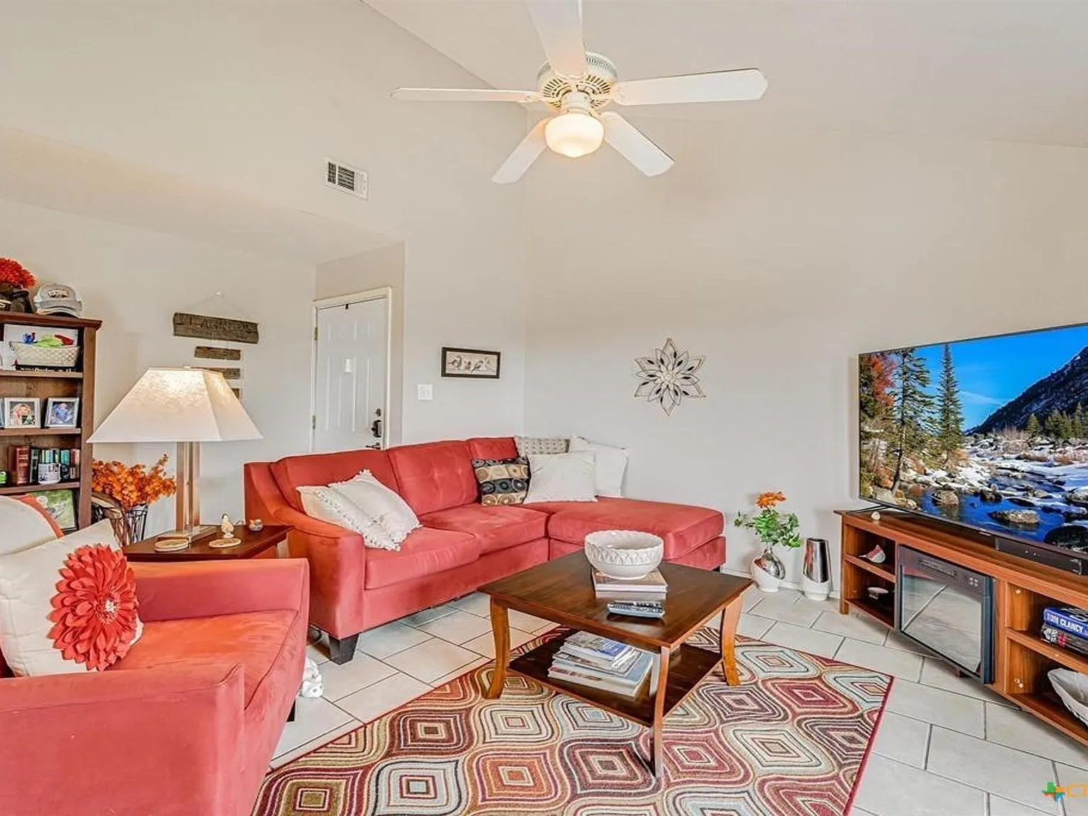2 bed, 2.0 bath, 900 sqft, $1,275 — Photo 2
