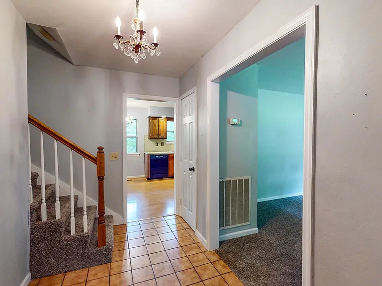 916 Huntington Cir — Photo 11
