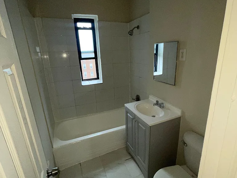 30 Van Velsor Pl #5R — Photo 2