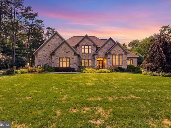 1945 Monterey Dr, Mechanicsburg, PA 17050