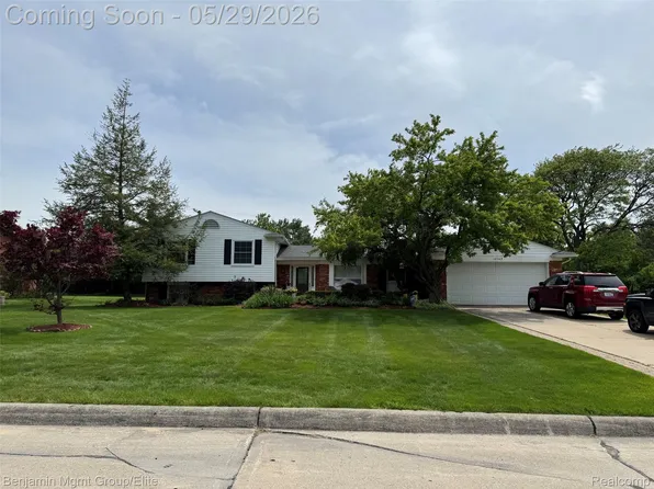 18769 Walmer Ln, Beverly Hills, MI 48025