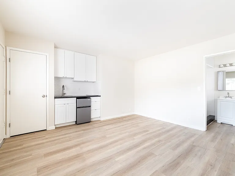 5926 Woodman Ave #10 — Photo 10