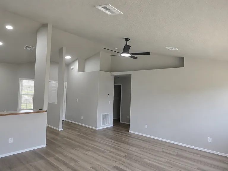 3123 Village Green St — Photo 3