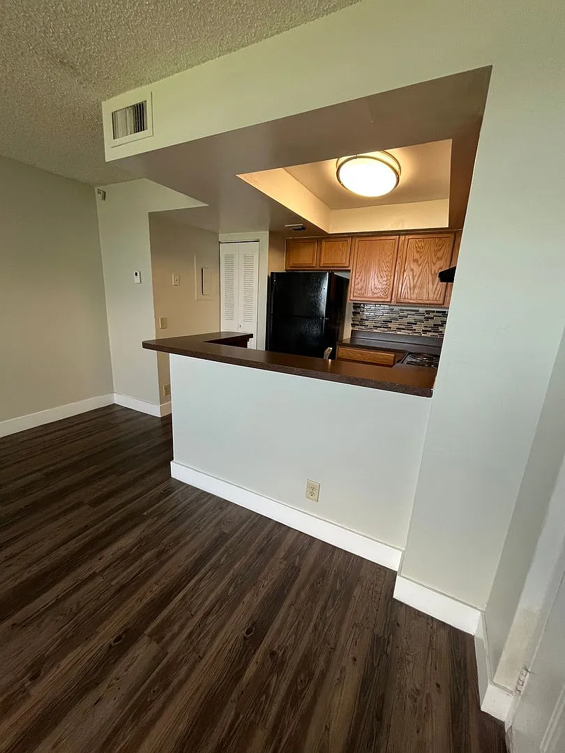 One Bedroom One Bathroom !! With Lake View!! Waterfront Community — Photo 2