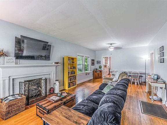 5th image of 867 E 10th Ave