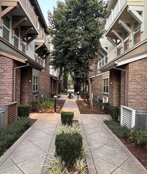 1st image of 4027 Clare St