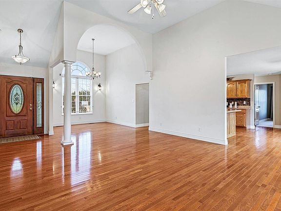 4th image of 301 Woodsorrel Dr