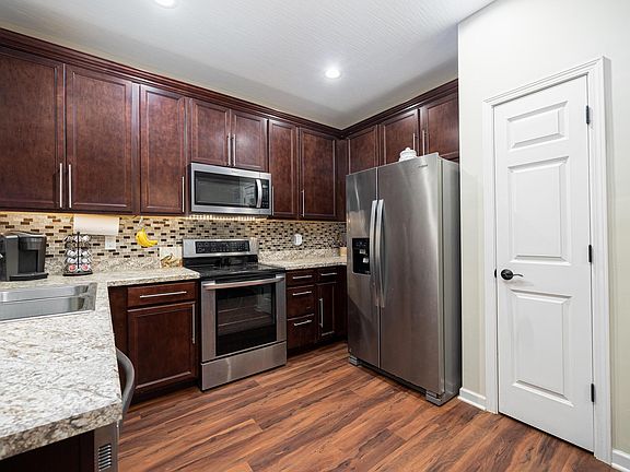 4th image of 87 Broadstone Cir W