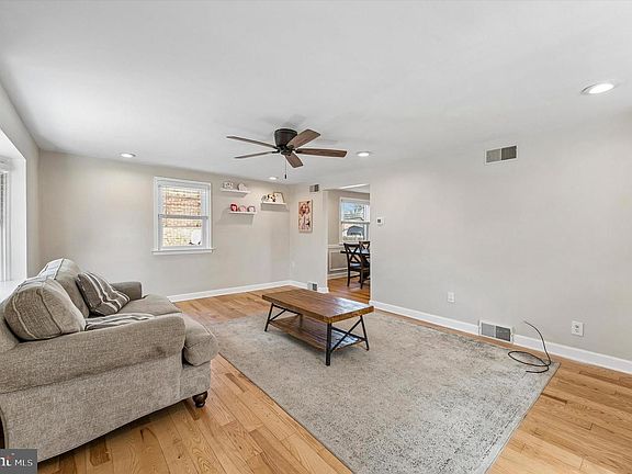 3rd image of 611 Glenfield Ave