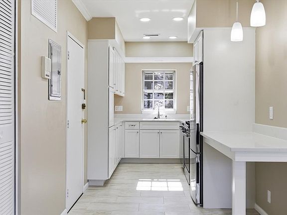 3rd image of 116 Lake Shore Rd APT 4