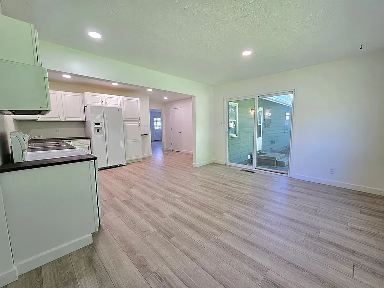 8224 Pine Ave — Photo 5