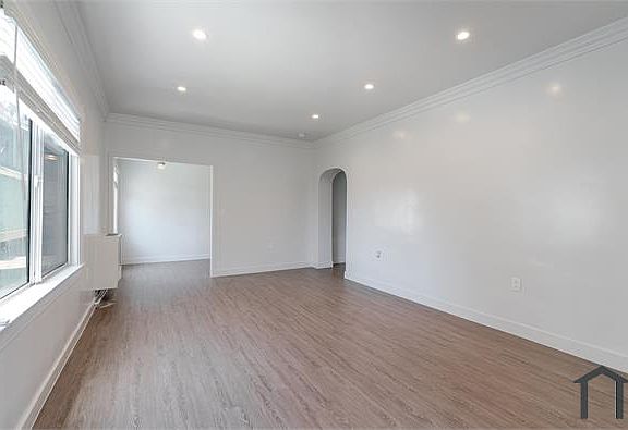 4th image of 1932 W 25th St APT 11