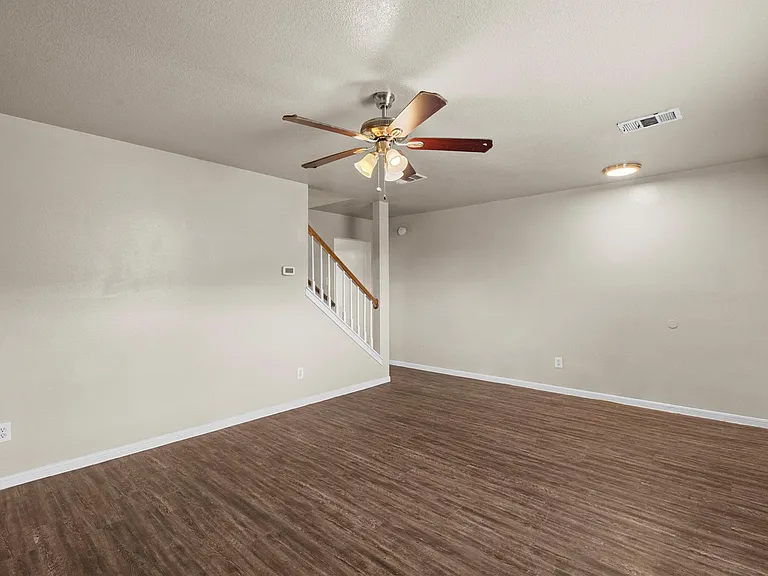 120 Green Isle Ave — Photo 3