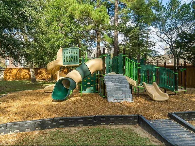 715 Thistlewood Dr — Photo 33