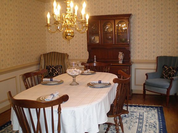 Large Dining Room w/picture molding, chair rail, & crown molding