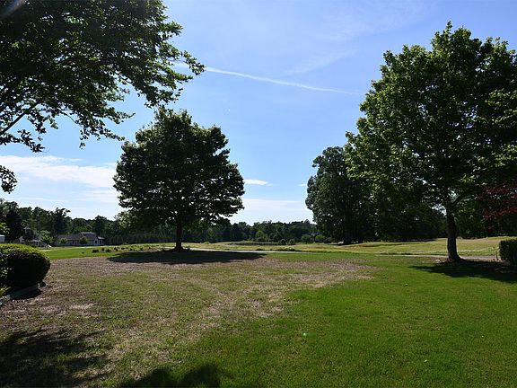 2nd image of 109 Sand Trap Ln