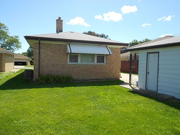 3rd image of 8828 Oleander Ave