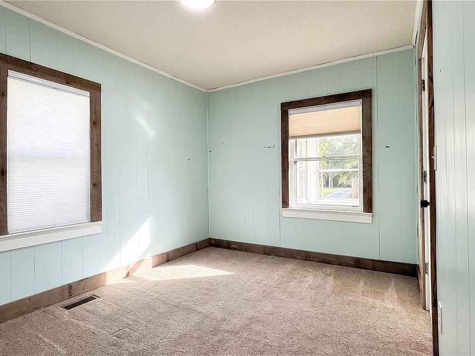 10th image of 701 E 4th St