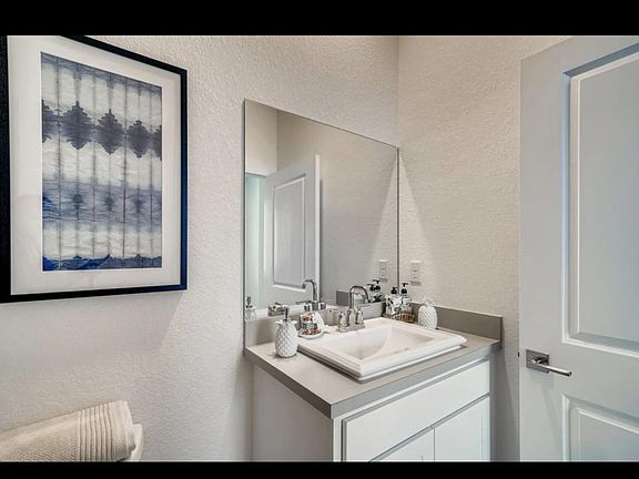 5th image of 548 NE 4th Ln