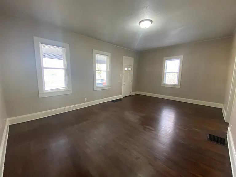 1230 Summit St — Photo 3