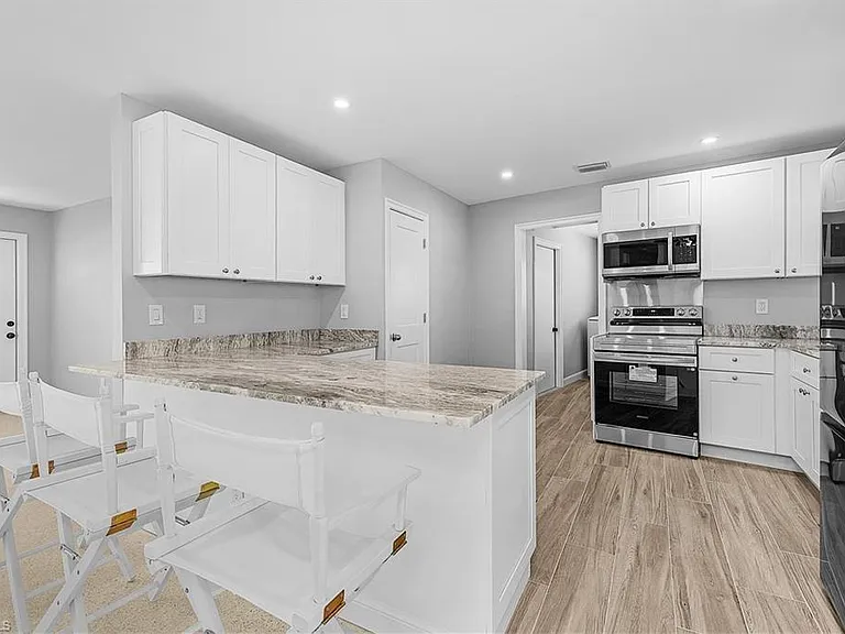 2 Fairview Blvd — Photo 8
