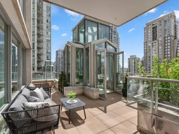 565 Smithe St #901, Vancouver, BC V6B 0E4