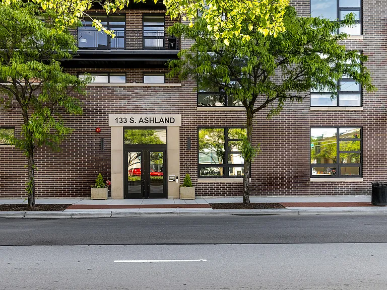 133 S Ashland Ave — Photo 22