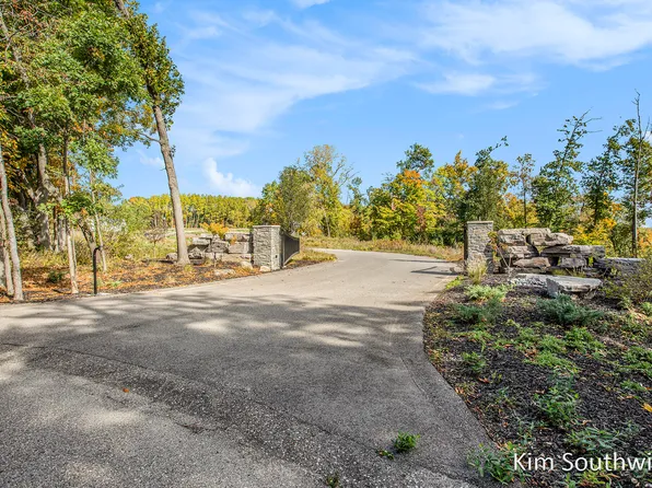 12923 Triple Oak Dr NE, Lowell, MI 49331