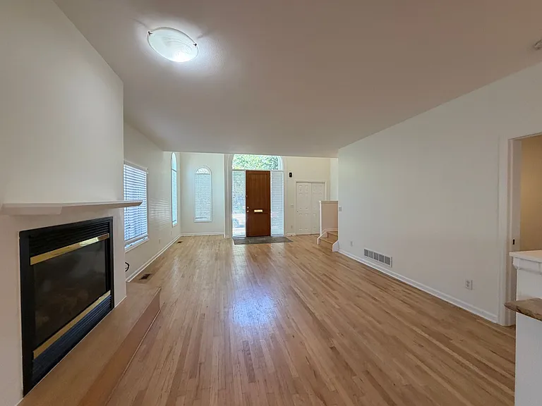 225 S Monroe St — Photo 6