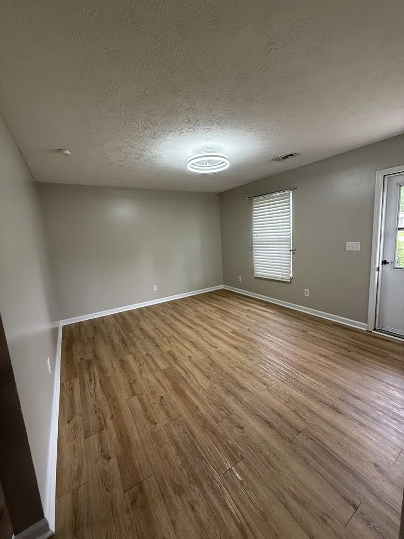 3 Bedroom, 1.5 Bath in Great Location — Photo 2