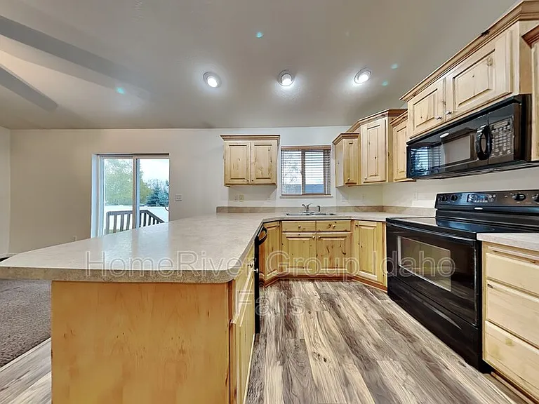 390 Bridger Dr — Photo 4