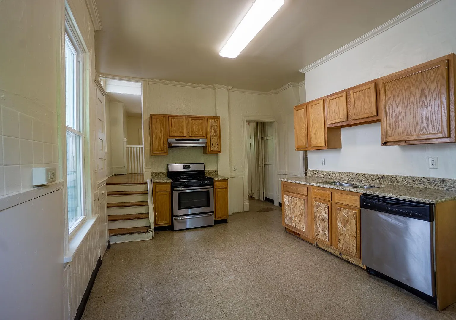 116 Victoria - AVAIL 6/1/2027 - Charming 5 bedroom Home with Hardwoods Short Walk To Eateries and... — Photo 2