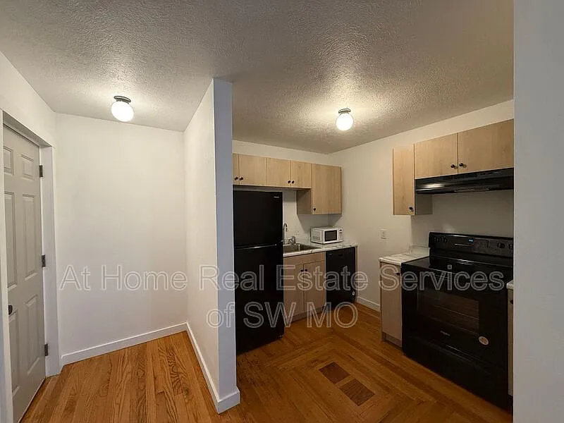 2 bed, 1.0 bath, $825 — Photo 2