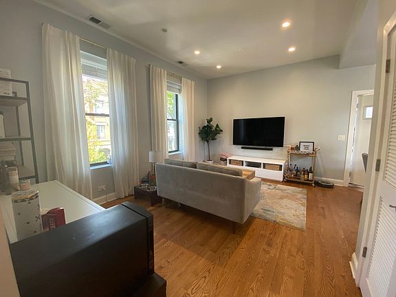 3rd image of 1359 W Barry Ave APT 2R