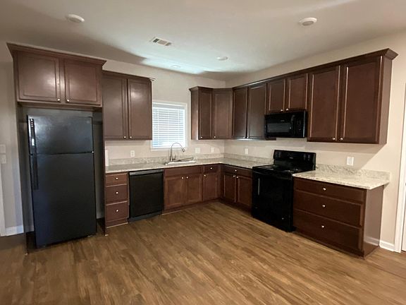 Kitchen w/ Appliances