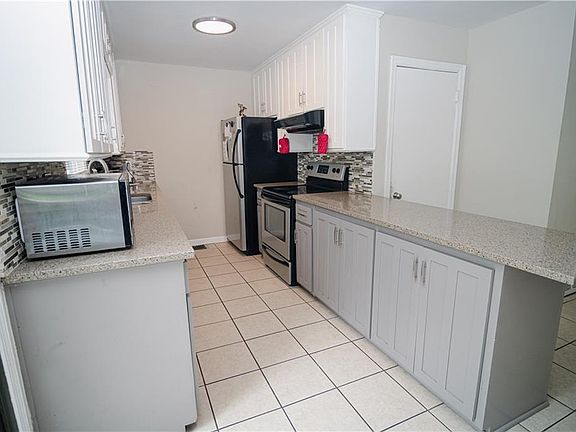 5th image of 3309 S Maywood Ave