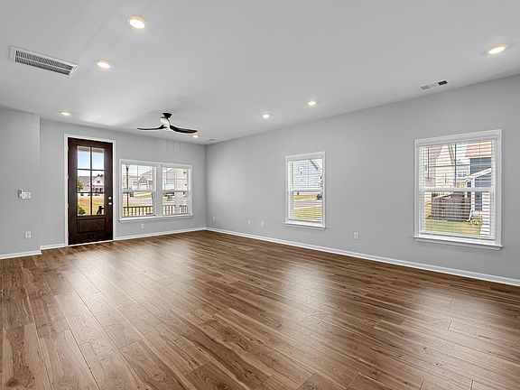 3rd image of 33 Leander Dr