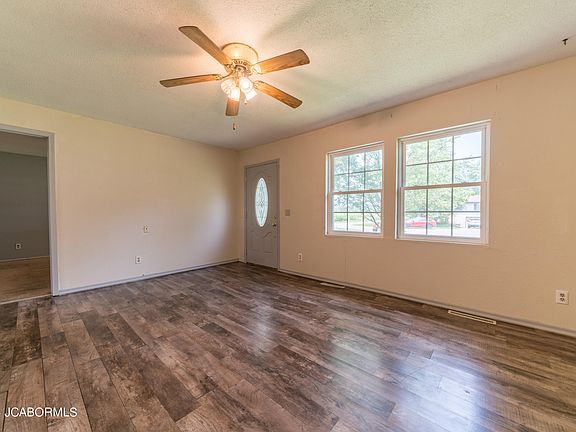 5th image of 336 Elmwood Cir