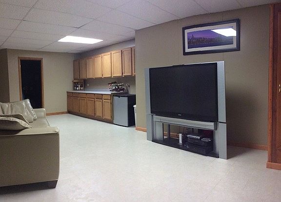 3rd image of 924 N Tylerton Cir