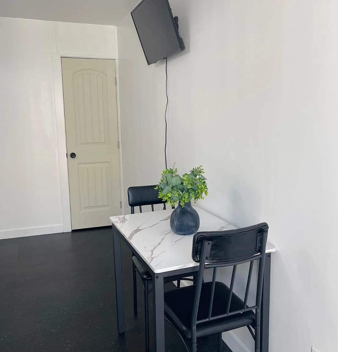Studio, 700 sqft, $1,500 — Photo 2