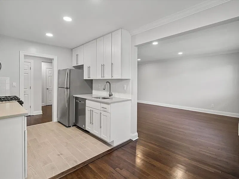 Whitehall Apartments — Photo 2