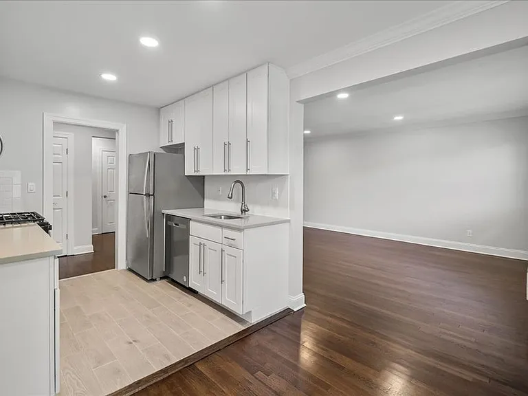 Whitehall Apartments — Photo 2