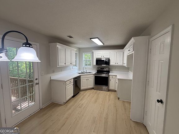 4th image of 637 Skyland Dr