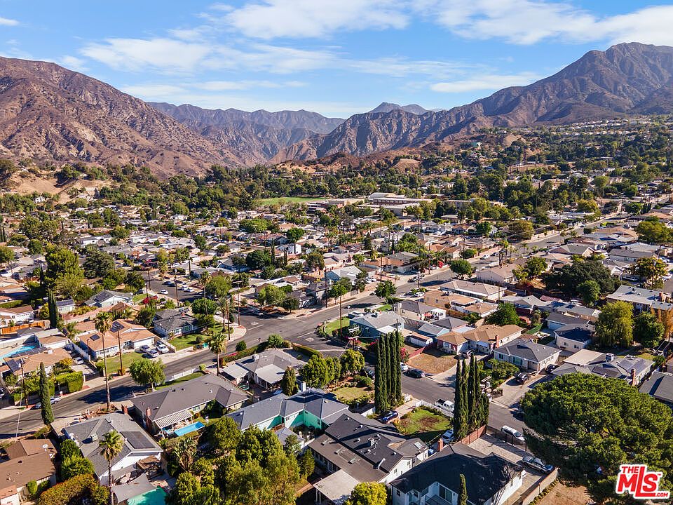 Sunland neighborhood at the base of the mountains