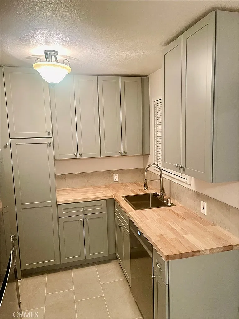 2 bed, 800 sqft, $2,300 — Photo 1
