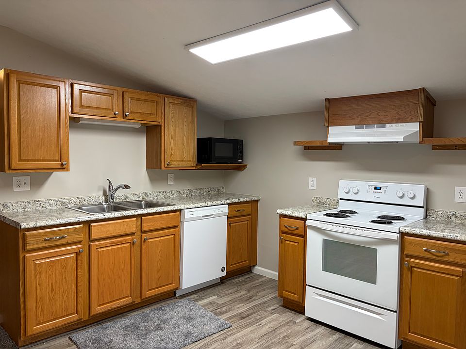 Kitchen with self-cleaning oven, dishwasher and icemaker in freezer