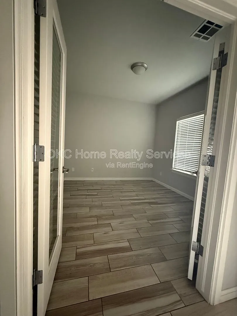 3 bed, 2.5 bath, 1923 sqft, $1,895 — Photo 3