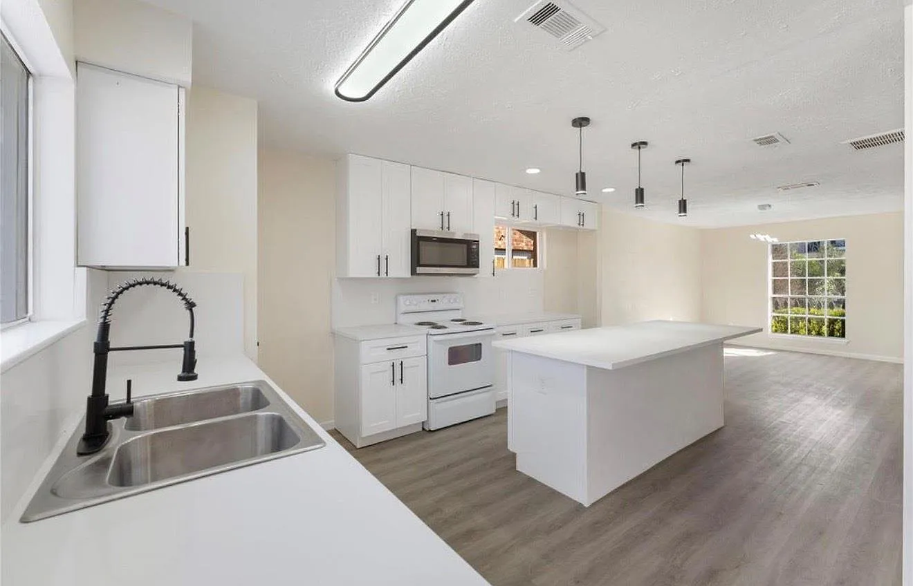 3 bed, 2.0 bath, 1621 sqft, $1,800 — Photo 3