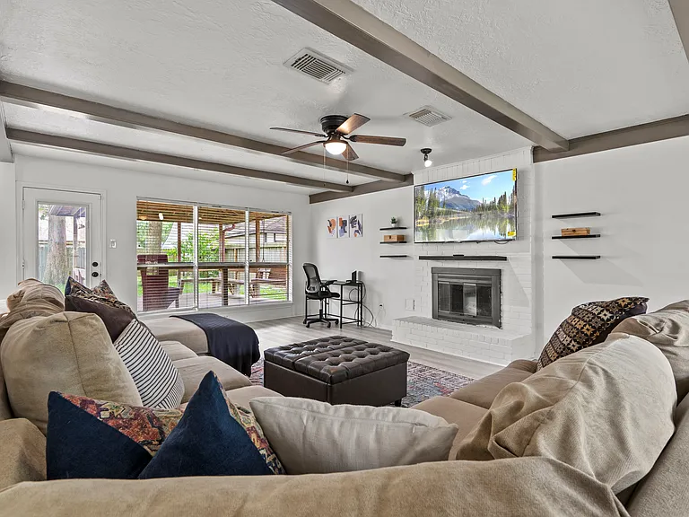 604 Lochnell Dr — Photo 3